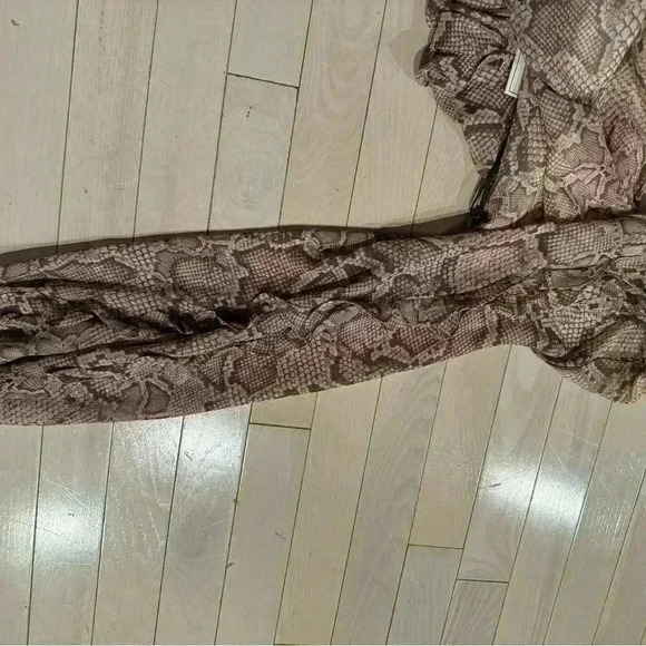 1.STATE beautiful top in silky snake pattern - Picture 4 of 5